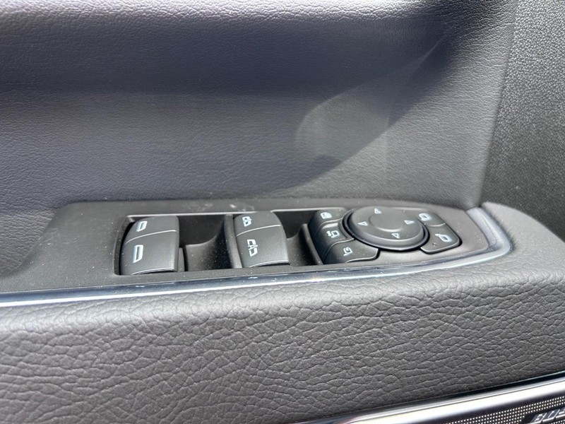 GMC Sierra 3500HD Vehicle Full-screen Gallery Image 16