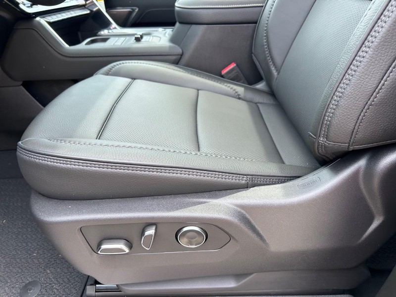 GMC Sierra 3500HD Vehicle Full-screen Gallery Image 18