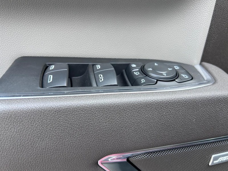 GMC Sierra 3500HD Vehicle Full-screen Gallery Image 15