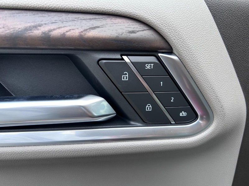 GMC Sierra 3500HD Vehicle Full-screen Gallery Image 16