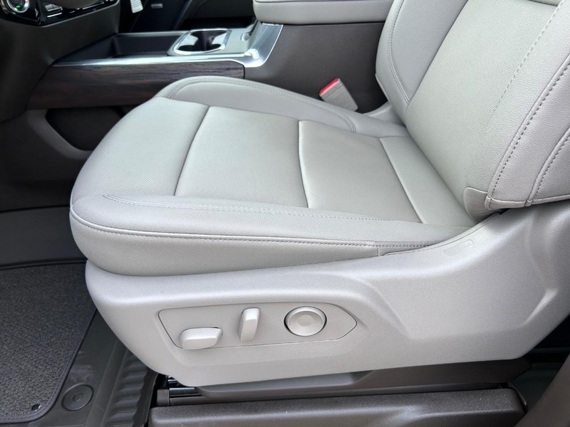 GMC Sierra 3500HD Vehicle Full-screen Gallery Image 17