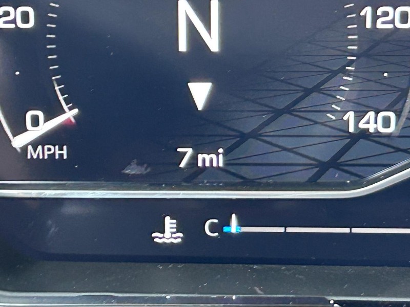 GMC Sierra 3500HD Vehicle Full-screen Gallery Image 18