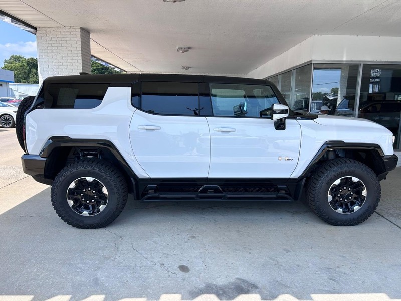 GMC HUMMER EV SUV Vehicle Full-screen Gallery Image 2