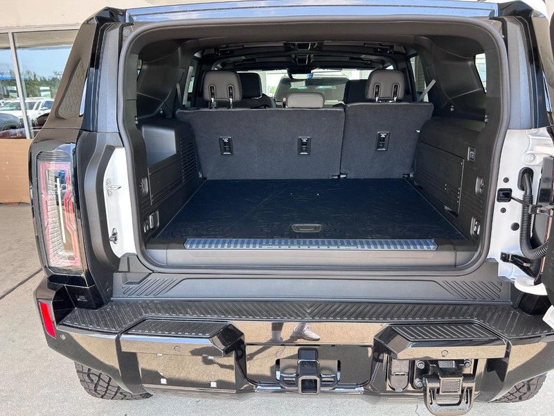 GMC HUMMER EV SUV Vehicle Full-screen Gallery Image 5