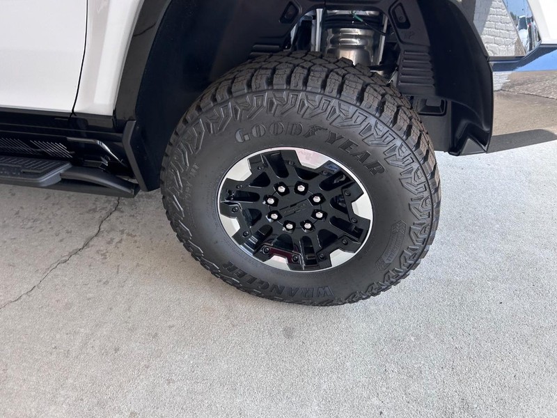 GMC HUMMER EV SUV Vehicle Full-screen Gallery Image 6