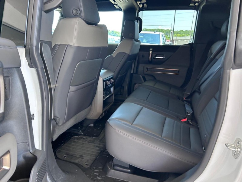 GMC HUMMER EV SUV Vehicle Full-screen Gallery Image 7