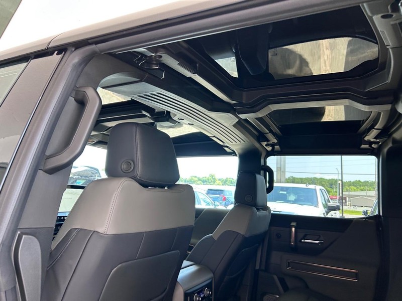 GMC HUMMER EV SUV Vehicle Full-screen Gallery Image 8