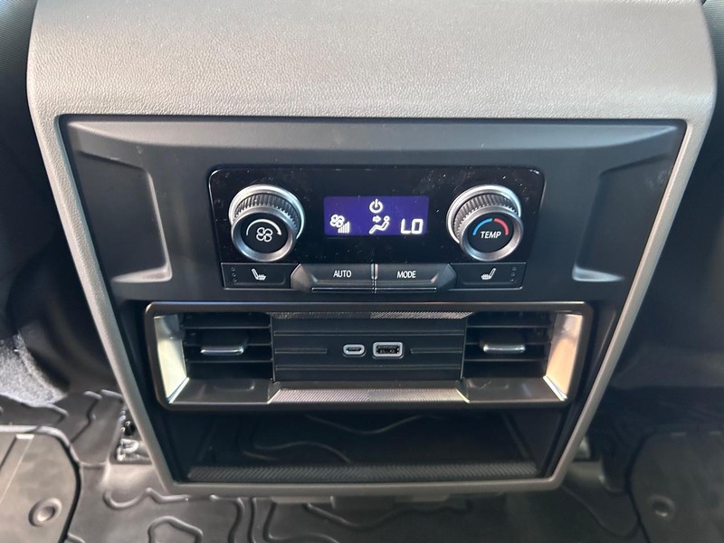 GMC HUMMER EV SUV Vehicle Full-screen Gallery Image 9