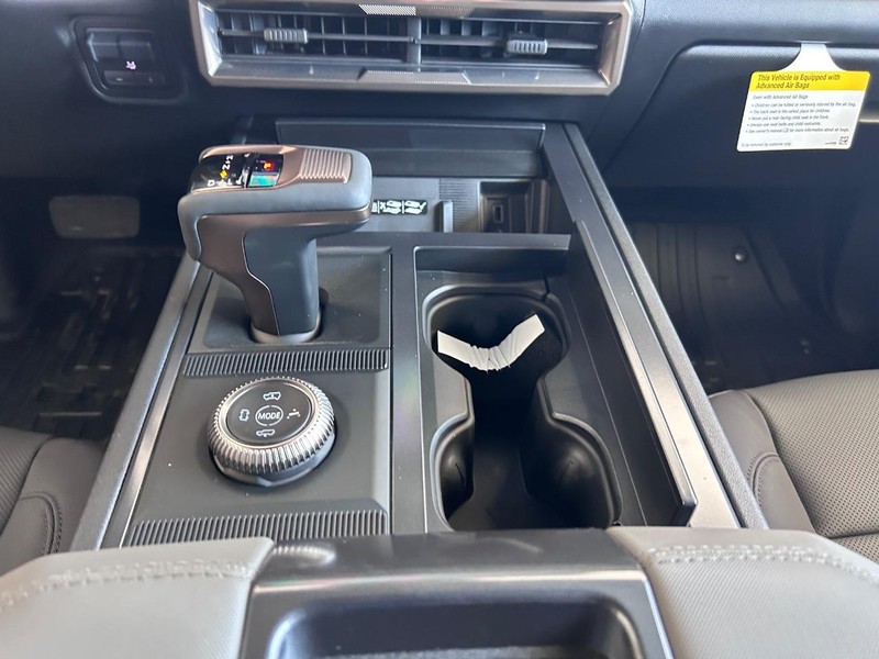 GMC HUMMER EV SUV Vehicle Full-screen Gallery Image 16