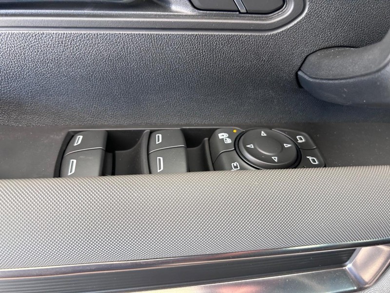 GMC HUMMER EV SUV Vehicle Full-screen Gallery Image 18