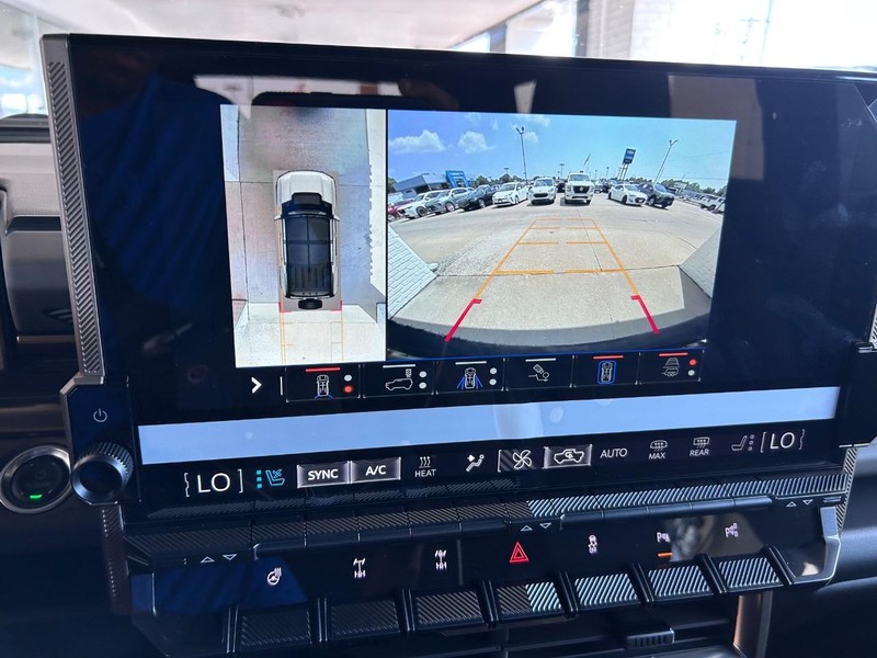 GMC HUMMER EV SUV Vehicle Full-screen Gallery Image 22