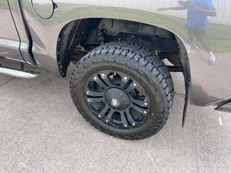 Toyota Tundra 4WD Vehicle Full-screen Gallery Image 6
