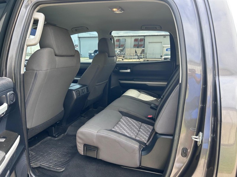 Toyota Tundra 4WD Vehicle Full-screen Gallery Image 7