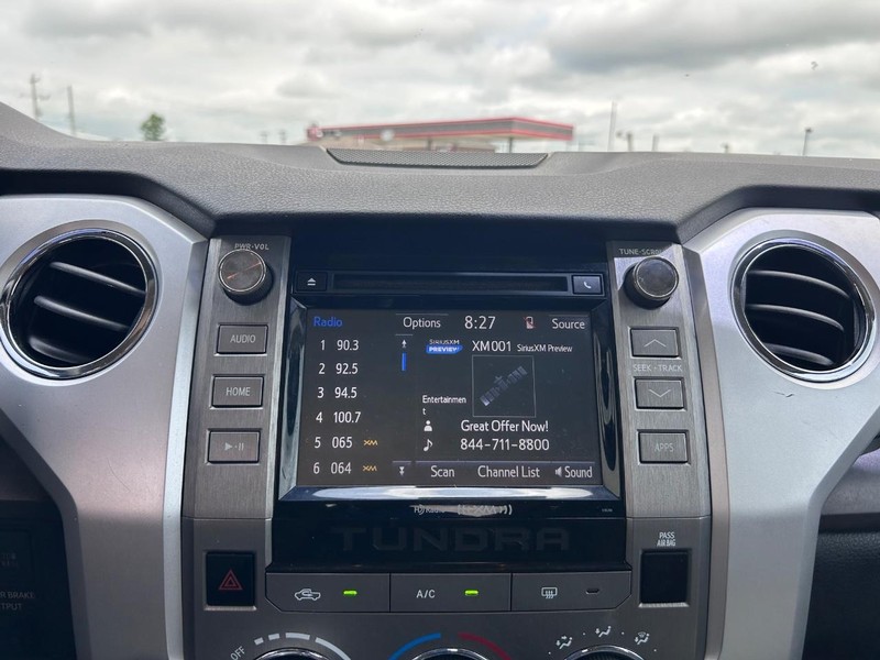 Toyota Tundra 4WD Vehicle Full-screen Gallery Image 12