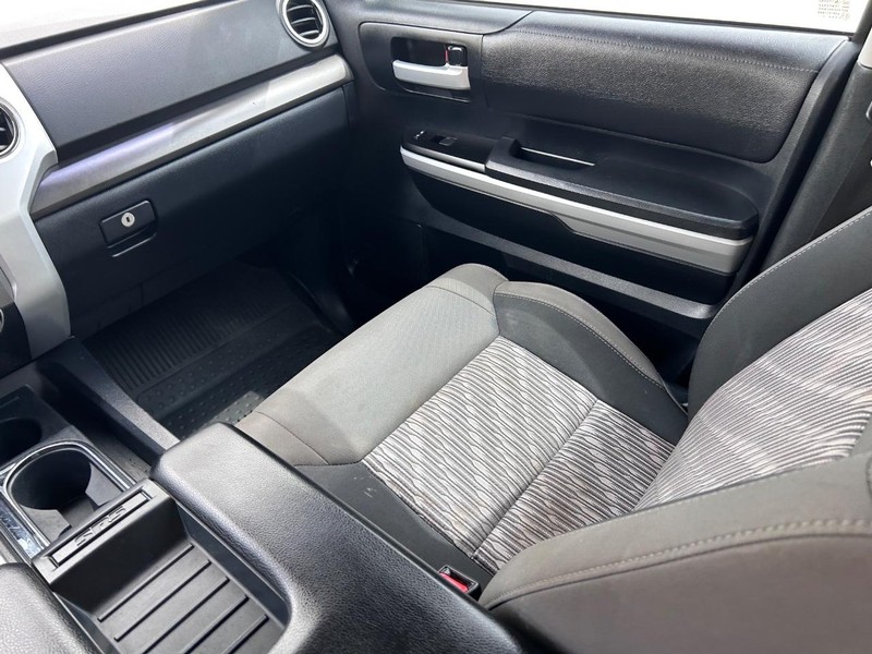 Toyota Tundra 4WD Vehicle Full-screen Gallery Image 15