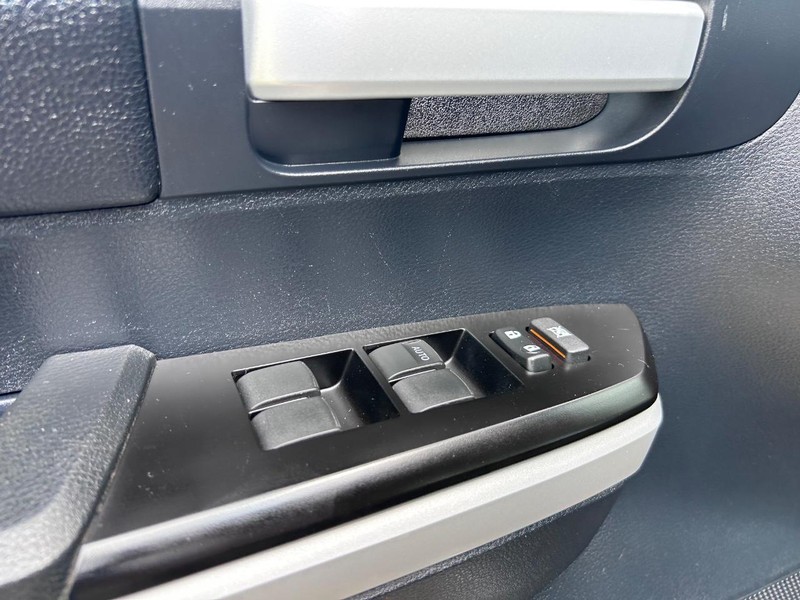 Toyota Tundra 4WD Vehicle Full-screen Gallery Image 17