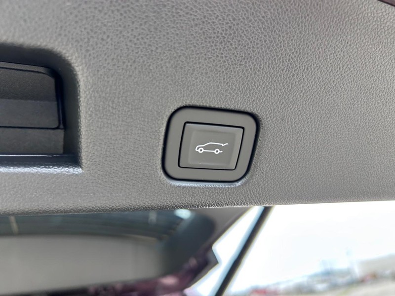 GMC Acadia Vehicle Full-screen Gallery Image 6