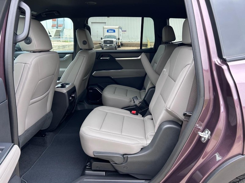 GMC Acadia Vehicle Full-screen Gallery Image 9