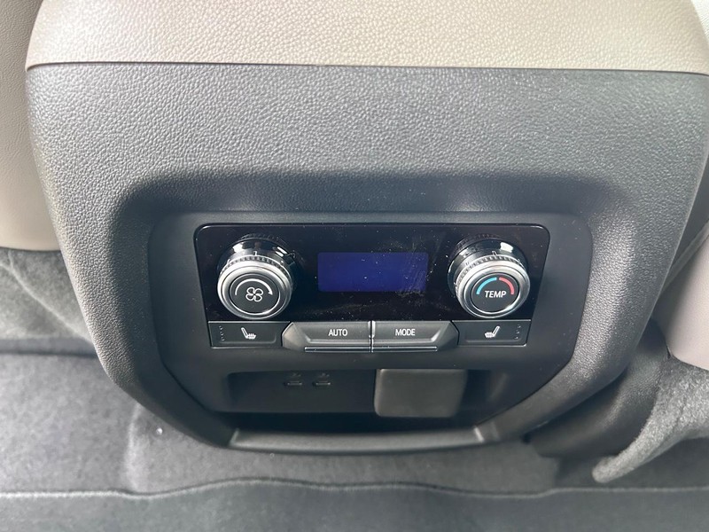 GMC Acadia Vehicle Full-screen Gallery Image 10