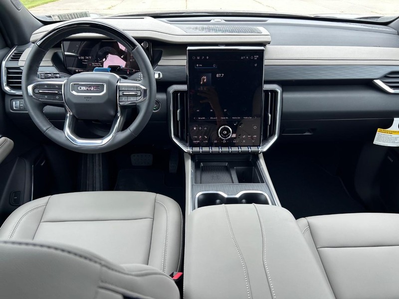 GMC Acadia Vehicle Full-screen Gallery Image 11