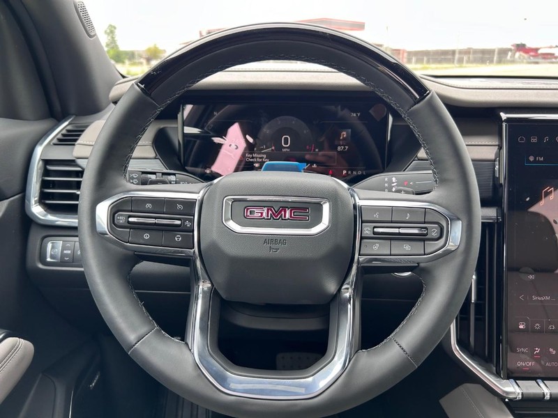 GMC Acadia Vehicle Full-screen Gallery Image 12