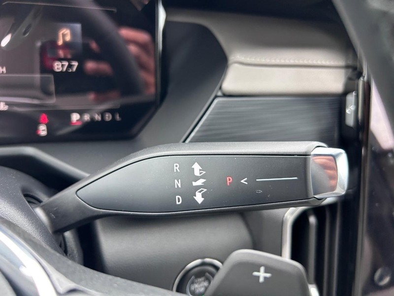 GMC Acadia Vehicle Full-screen Gallery Image 15