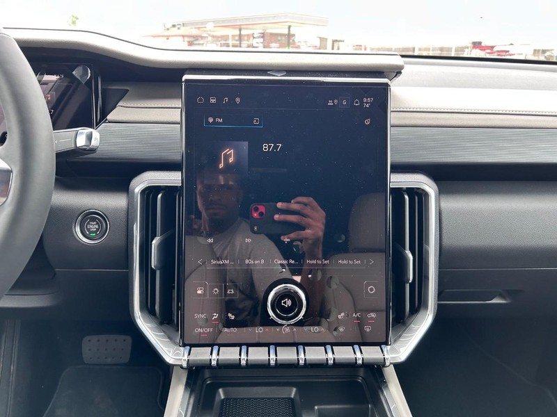 GMC Acadia Vehicle Full-screen Gallery Image 16