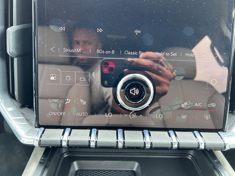 GMC Acadia Vehicle Full-screen Gallery Image 17