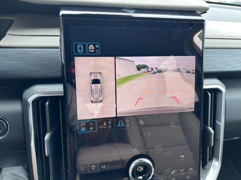 GMC Acadia Vehicle Full-screen Gallery Image 22