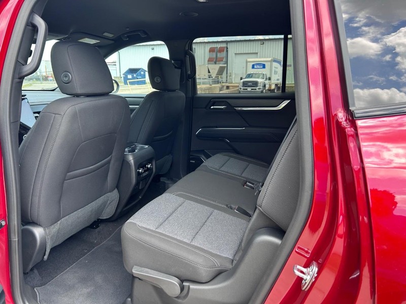 GMC Acadia Vehicle Full-screen Gallery Image 8