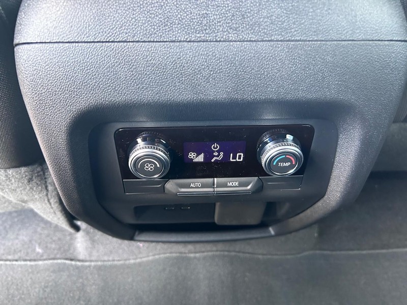 GMC Acadia Vehicle Full-screen Gallery Image 10