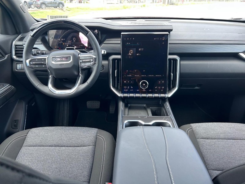 GMC Acadia Vehicle Full-screen Gallery Image 11