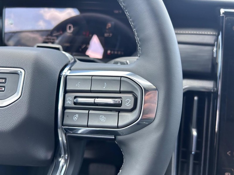 GMC Acadia Vehicle Full-screen Gallery Image 14