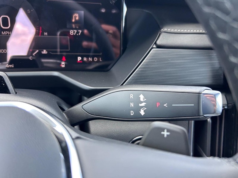 GMC Acadia Vehicle Full-screen Gallery Image 15