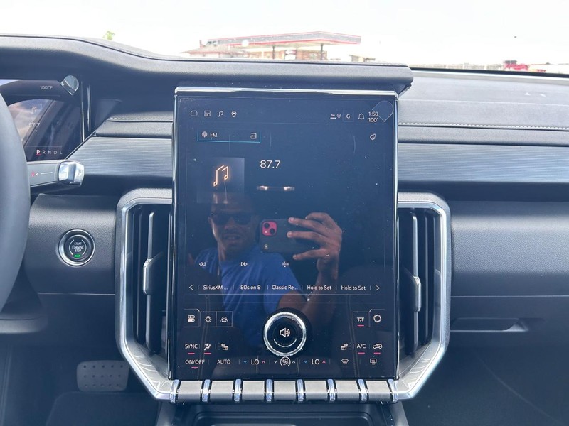 GMC Acadia Vehicle Full-screen Gallery Image 16