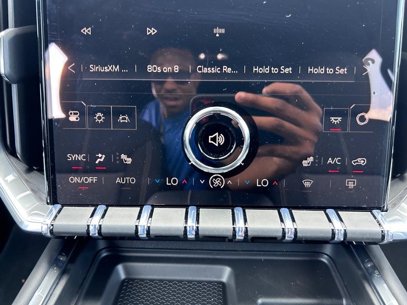 GMC Acadia Vehicle Full-screen Gallery Image 17