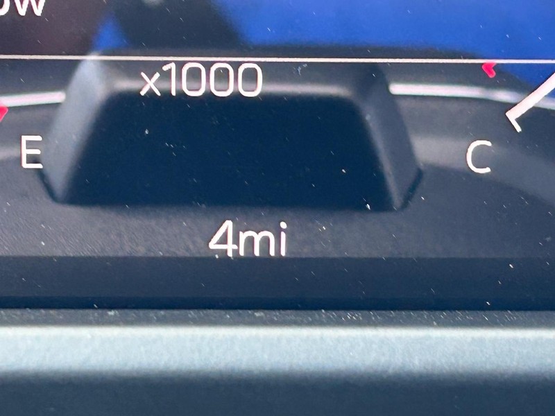 GMC Acadia Vehicle Full-screen Gallery Image 21