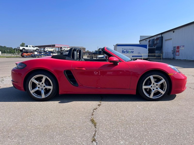 Porsche 718 Boxster Vehicle Full-screen Gallery Image 7
