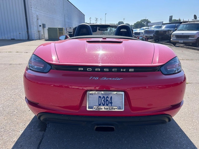 Porsche 718 Boxster Vehicle Full-screen Gallery Image 9