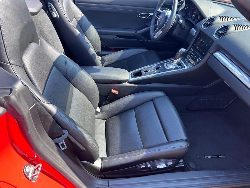 Porsche 718 Boxster Vehicle Full-screen Gallery Image 10