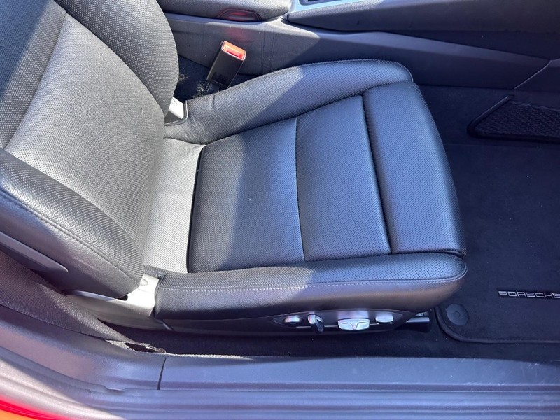 Porsche 718 Boxster Vehicle Full-screen Gallery Image 18