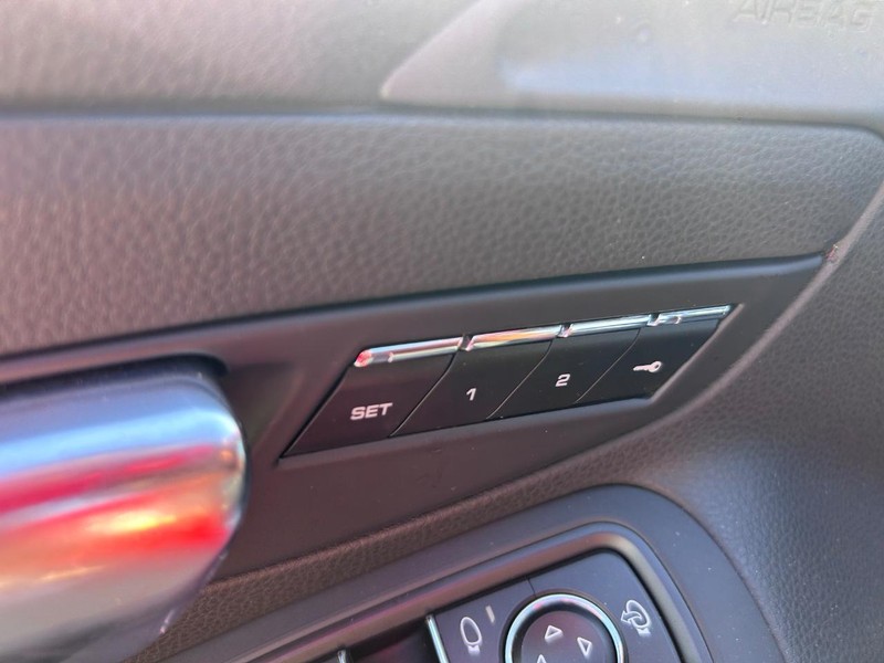 Porsche 718 Boxster Vehicle Full-screen Gallery Image 20