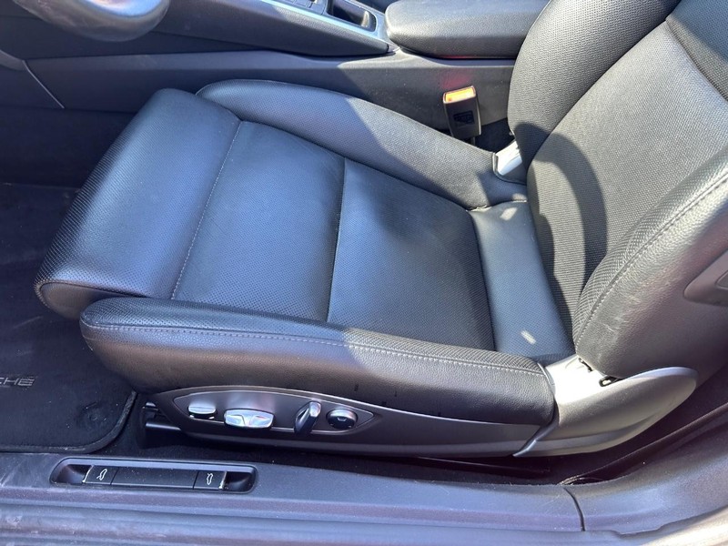 Porsche 718 Boxster Vehicle Full-screen Gallery Image 21