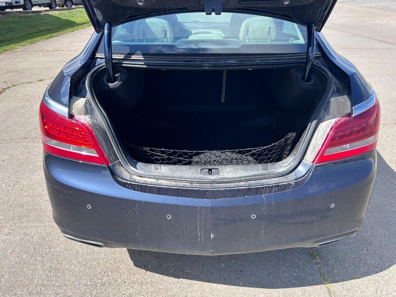 Buick LaCrosse Vehicle Full-screen Gallery Image 05