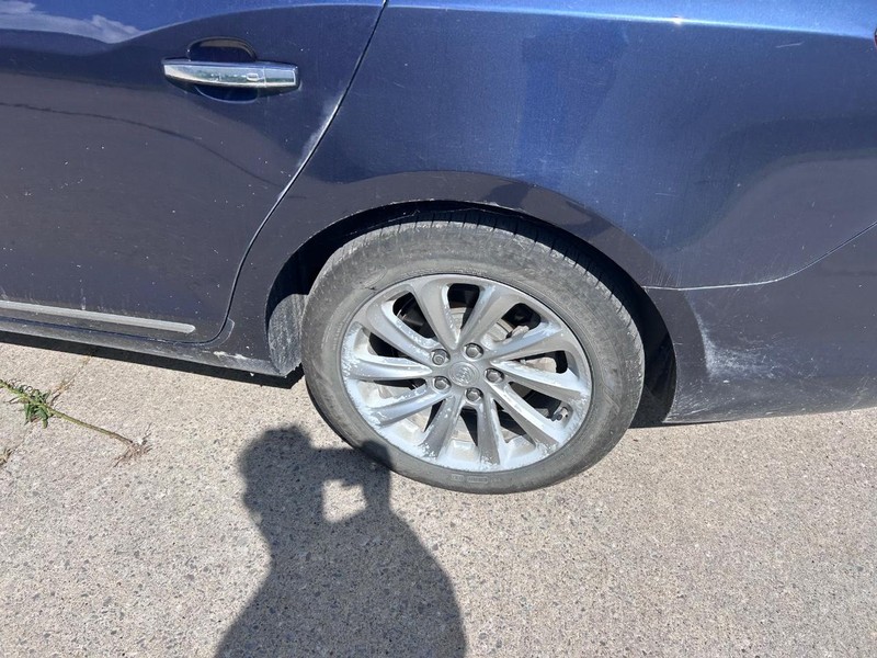 Buick LaCrosse Vehicle Full-screen Gallery Image 06