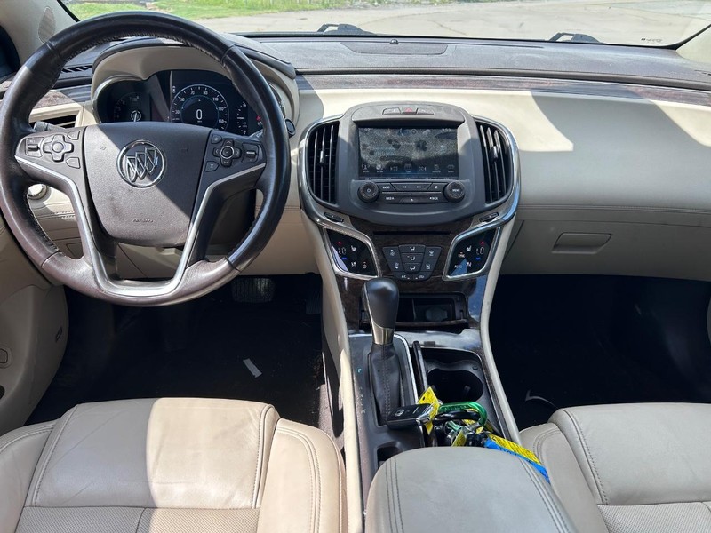 Buick LaCrosse Vehicle Full-screen Gallery Image 08