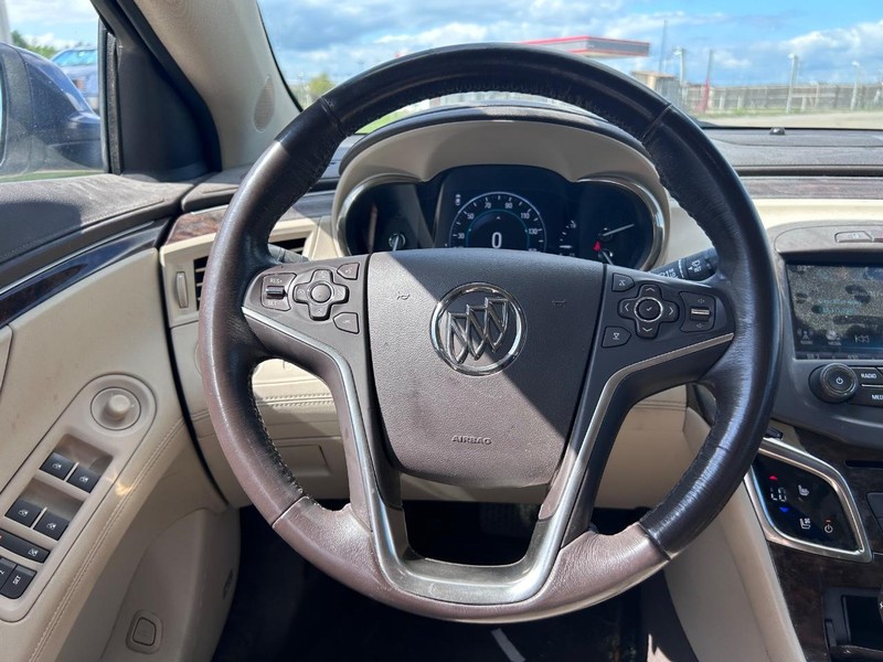 Buick LaCrosse Vehicle Full-screen Gallery Image 09