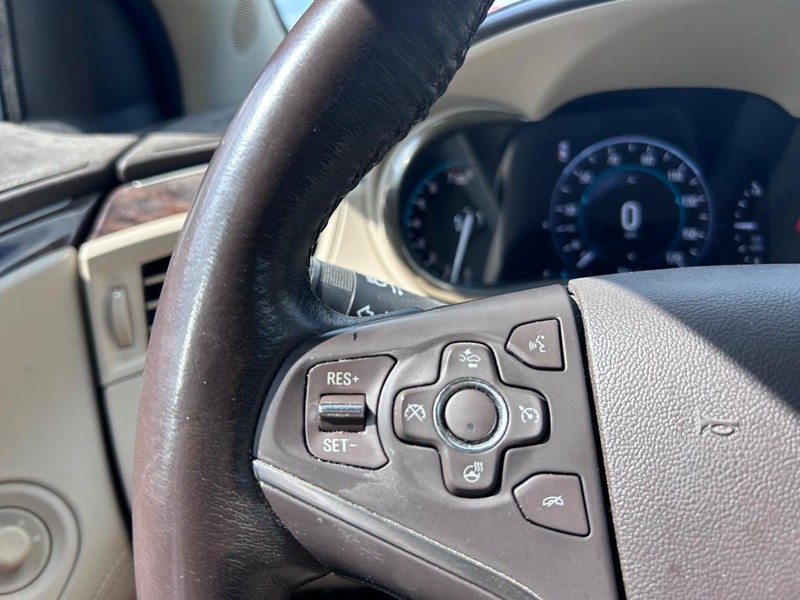 Buick LaCrosse Vehicle Full-screen Gallery Image 10