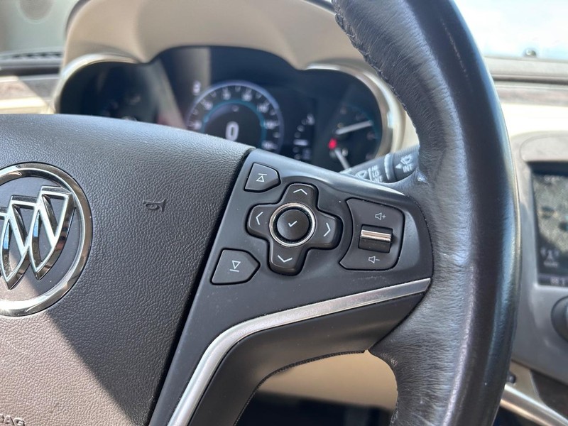 Buick LaCrosse Vehicle Full-screen Gallery Image 11