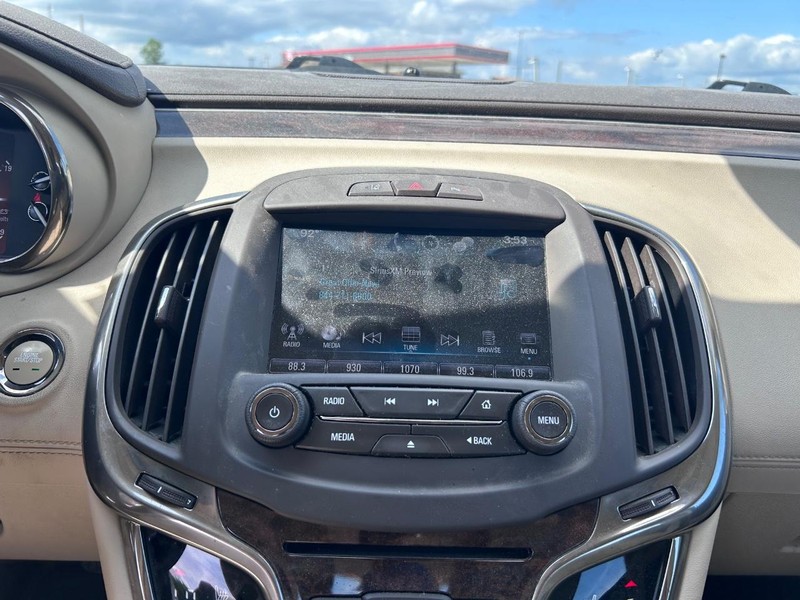 Buick LaCrosse Vehicle Full-screen Gallery Image 12